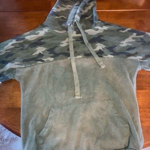 No Boundaries Women’s XS camo hoodie